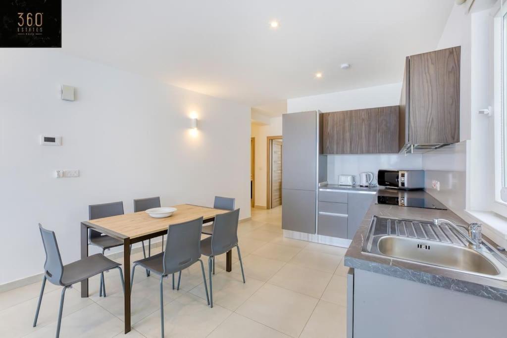 Stunning 3br Penthouse, Opposite The Harbour By 360 Estates